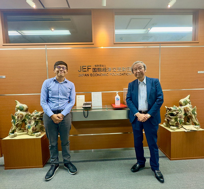 Daniel Bosa Rincón, on the left, at the Japan Economic Foundation office