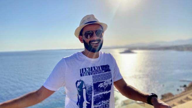 Man stands in front of ocean