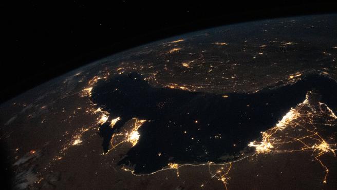 Photo: Cities along the Persian Gulf coast seen from the International Space Station at night, August 31, 2020, NASA