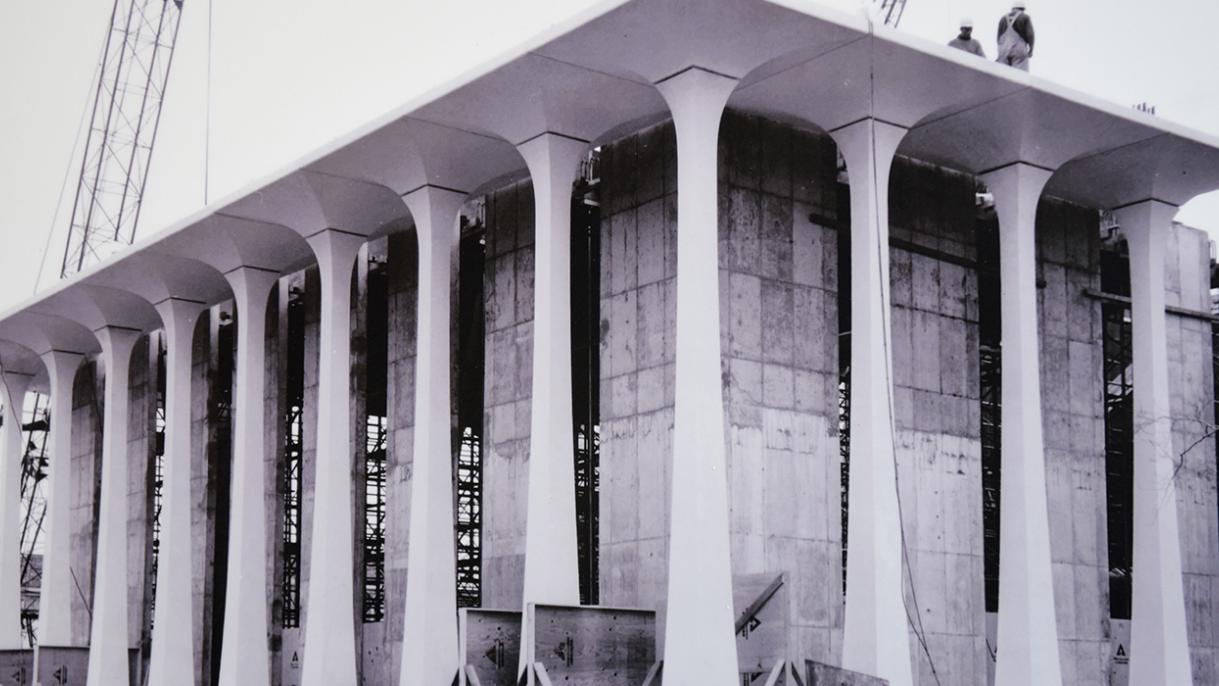 construction of Robertson Hall